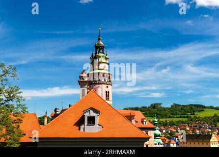 Cesky Krumlov, torre nel centro della città. La vista sulla città di Cesky Krumlov dall'alto. Foto Stock