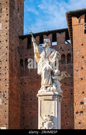 Statua barocca di San Giovanni Nepomuceno al centro del terreno di sfilata del Castello Sforzesco Foto Stock