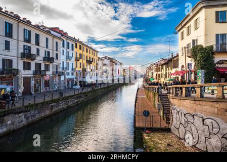 Milano, Italia - 5 gennaio 2023: Il Naviglio grande è un canale tra Milano e il Ticino, situato a Navigli, la zona più affascinante e vibrante di Foto Stock