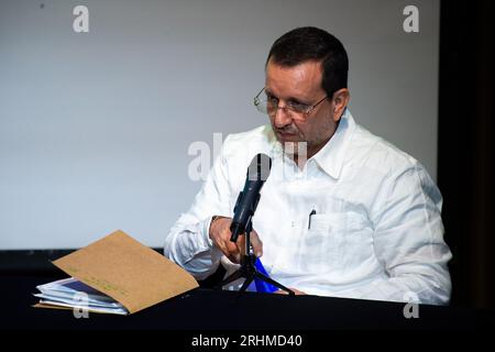 Bogotà, Colombia. 17 agosto 2023. L'ex leader paramilitare Carlos Mario Jimenez, ALIAS Macaco, si scusa con le vittime durante l'incontro per la verità e la non ripetizione organizzato dal governo colombiano, a Bogotà, Colombia, il 17 agosto 2023. Foto di: Chepa Beltran/Long Visual Press Credit: Long Visual Press/Alamy Live News Foto Stock