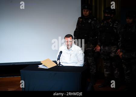 Bogotà, Colombia. 17 agosto 2023. L'ex leader paramilitare Carlos Mario Jimenez, ALIAS Macaco, si scusa con le vittime durante l'incontro per la verità e la non ripetizione organizzato dal governo colombiano, a Bogotà, Colombia, il 17 agosto 2023. Foto di: Chepa Beltran/Long Visual Press Credit: Long Visual Press/Alamy Live News Foto Stock