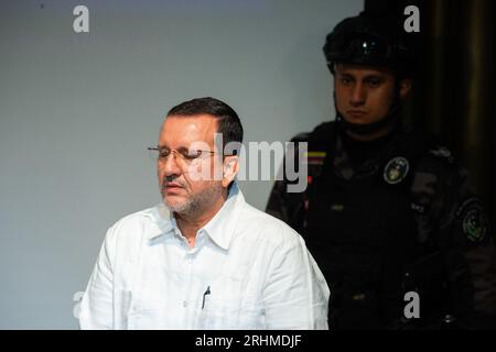 Bogotà, Colombia. 17 agosto 2023. L'ex leader paramilitare Carlos Mario Jimenez, ALIAS Macaco, si scusa con le vittime durante l'incontro per la verità e la non ripetizione organizzato dal governo colombiano, a Bogotà, Colombia, il 17 agosto 2023. Foto di: Chepa Beltran/Long Visual Press Credit: Long Visual Press/Alamy Live News Foto Stock