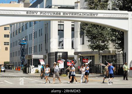 Culver City, USA. 17 agosto 2023. I membri WGA camminano sulla linea di picchetti dello sciopero SAG-AFTRA e WGA ai Sony Studios di Culver City, California, giovedì 17 agosto 2023. (Foto di Conor Duffy/Sipa USA) credito: SIPA USA/Alamy Live News Foto Stock