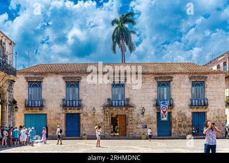 Cuba Havana. Turisti per le strade della vecchia Havana. Ristoranti, caffè... In queste piazze fioriscono il commercio, i musicisti di strada e i turisti. Foto Stock