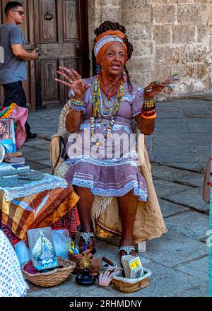 Cuba Havana. Passeggiando per le strade dell'Avana potrai incontrare persone interessanti. Lettori musicali, fioristi e altri venditori ambulanti. Foto Stock