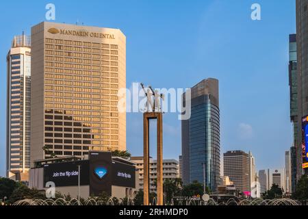 11 luglio 2023: Monumento Selamat Datang situato presso la rotatoria dell'Hotel Indonesia nel centro di Giacarta, Indonesia. Fu completata nel 1962 dallo scultore Edhi Foto Stock