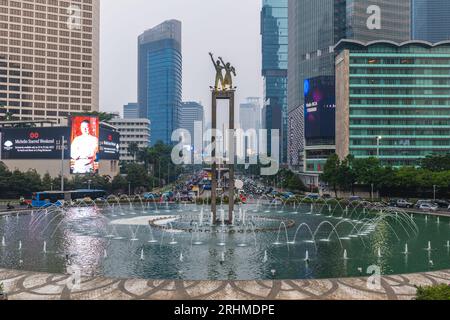 12 luglio 2023: Monumento Selamat Datang situato presso la rotatoria dell'Hotel Indonesia nel centro di Giacarta, Indonesia. Fu completata nel 1962 dallo scultore Edhi Foto Stock