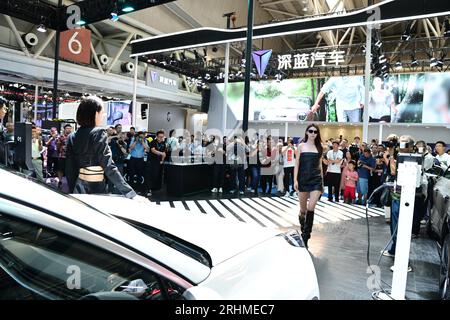 Il 12° Expo Internazionale dell'Automobile della Cina Occidentale (Lanzhou) apre a Lanzhou City, nella provincia del Gansu della Cina nordoccidentale, il 16 agosto 2023. Foto Stock