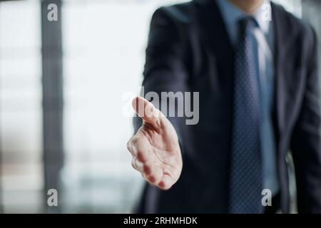 Make Deal, il responsabile dell'azienda, il reclutatore di risorse umane, accoglie il candidato che inizia il colloquio di lavoro. Foto Stock