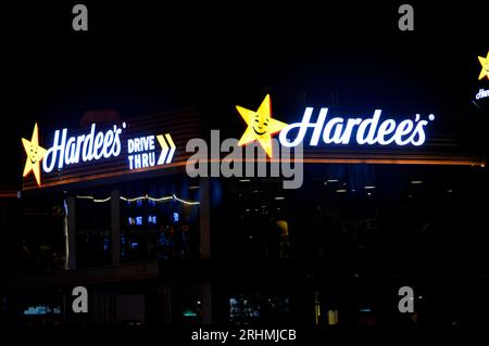 Cairo, Egitto, 9 agosto 2023: Hardee's Restaurants LLC, una catena di ristoranti fast-food americana gestita da CKE Restaurants Holdings, Inc Hardees resta Foto Stock