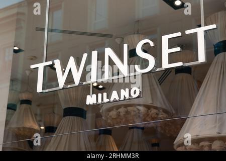 Milano , Italia - 08 07 2023 : marchio Twinset milano con logo e scritta sulla facciata della boutique Foto Stock