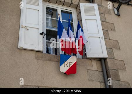 Facciata del municipio con bandiera francese RF sull'ingresso del municipio di gueret in Francia Foto Stock