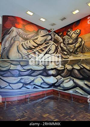 Città del Messico, Messico - 9 agosto 2023: Murale dal Porfirismo alla Rivoluzione del pittore David Alfaro Siqueiros all'interno del Museo Nazionale di storia Foto Stock