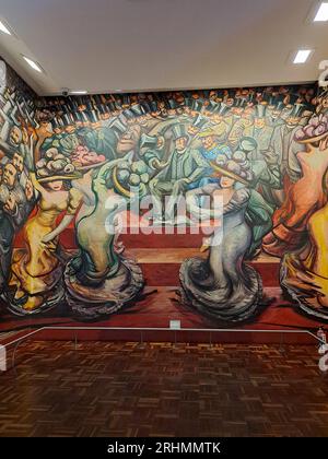 Città del Messico, Messico - 9 agosto 2023: Murale dal Porfirismo alla Rivoluzione del pittore David Alfaro Siqueiros all'interno del Museo Nazionale di storia Foto Stock