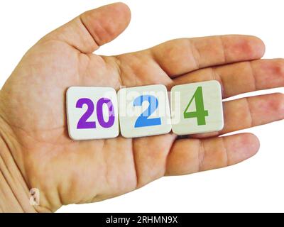 L'anno 2024 sta per arrivare. Una persona tiene numeri che formano l'anno 2024 nel suo palmo Foto Stock