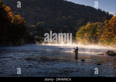 Pescatore a mosca fiume Housatonic   West Cornwall, Connecticut, Stati Uniti d'America Foto Stock