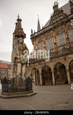 Famosa scultura di Roland sulla piazza del mercato di Brema. Statua medievale con spada e scudo. Antico monumento di Roland, Germania. Foto Stock