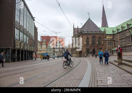 Marktplatz di Brema con i turisti. Punto di riferimento della città di Brema con il Bremer Rathaus. Centro storico con turisti ed edifici medievali. Foto Stock