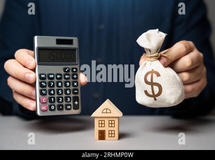 Calcolare il costo di un mutuo su una casa. Valutare vari fattori finanziari per determinare le spese complessive. Utilizzando un calcolatore di mutui Foto Stock