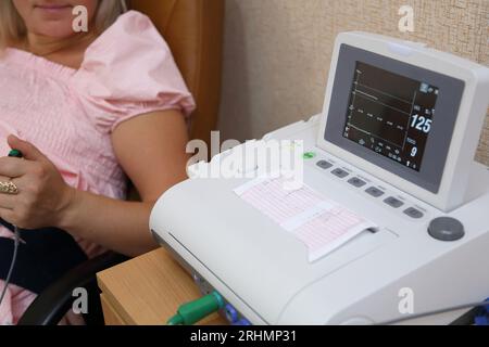 Dispositivo di monitoraggio cardiaco fetale per donne in gravidanza. Monitoraggio cardiaco in gravidanza. Test STV. Monitor cardiaco fetale nelle donne in gravidanza. Cardiogra fetale Foto Stock