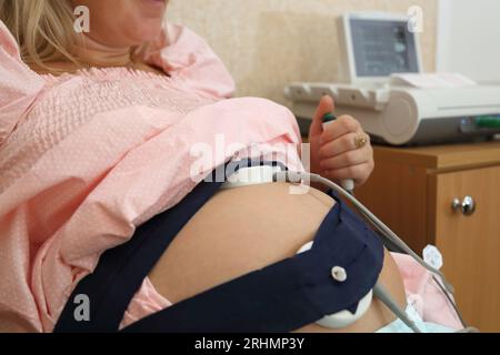 Dispositivo di monitoraggio cardiaco fetale per donne in gravidanza. Monitoraggio cardiaco in gravidanza. Test STV. Monitor cardiaco fetale nelle donne in gravidanza. Cardiogra fetale Foto Stock