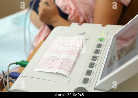 Dispositivo di monitoraggio cardiaco fetale per donne in gravidanza. Monitoraggio cardiaco in gravidanza. Test STV. Monitor cardiaco fetale nelle donne in gravidanza. Cardiogra fetale Foto Stock