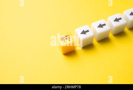 Bloccare l'ulteriore percorso del processo. Smettere di lavorare. Essere fermato da qualcosa. Rivelare le barriere nascoste che frenano il progresso. In cerca Foto Stock