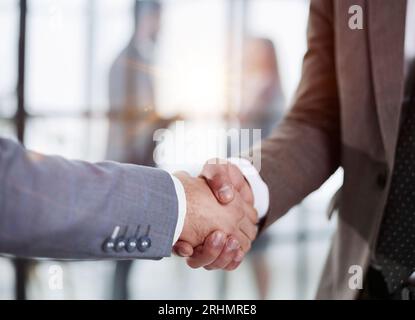 Piacere di conoscervi. Primo piano di due giovani uomini d'affari che stringono la mano Foto Stock