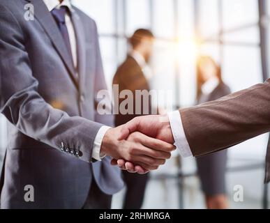 Piacere di conoscervi. Primo piano di due giovani uomini d'affari che stringono la mano Foto Stock