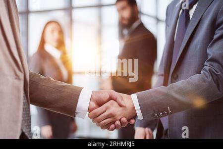 Piacere di conoscervi. Primo piano di due giovani uomini d'affari che stringono la mano Foto Stock