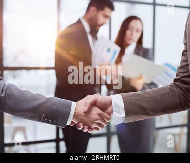 Piacere di conoscervi. Primo piano di due giovani uomini d'affari che stringono la mano Foto Stock