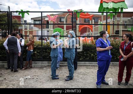 Bogotà, Colombia. 17 agosto 2023. Si vedono persone in strada per evitare il terremoto a Bogotà, Colombia, 17 agosto 2023. Un terremoto di magnitudo 6,1 ha colpito la Colombia centrale giovedì, causando una morte e gravi danni nei dipartimenti di Meta e Cundinamarca, hanno detto le autorità. Crediti: Jhon Paz/Xinhua/Alamy Live News Foto Stock