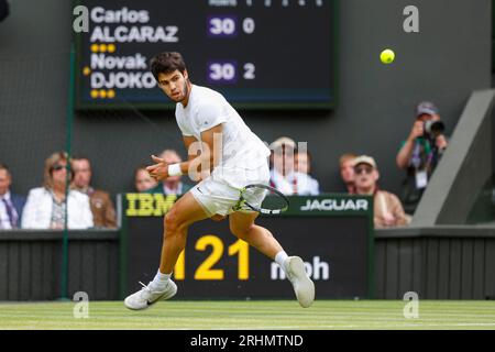 Il tennista Carlos Alcaraz (ESP) in azione ai Campionati di Wimbledon 2023, All England Lawn Tennis and Croquet Club, Londra, Inghilterra. Foto Stock