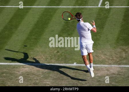 Il tennista Liam Broady (GBR) in azione ai Campionati di Wimbledon 2023, All England Lawn Tennis and Croquet Club, Londra, Inghilterra. Foto Stock