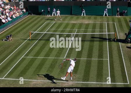 Il tennista Liam Broady (GBR) vs. Denis Shapovalov (CAN) in azione ai Campionati di Wimbledon 2023, All England Lawn Tennis and Croquet Club, Lon Foto Stock