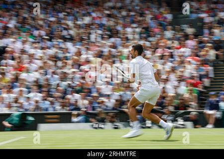 Il tennista Novak Djokovic (SRB) in azione ai Campionati di Wimbledon 2023, All England Lawn Tennis and Croquet Club, Londra, Inghilterra. Foto Stock