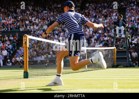 Luce pomeridiana su rete e campo centrale ai Campionati di Wimbledon 2023, All England Lawn Tennis and Croquet Club, Londra, Inghilterra. Foto Stock
