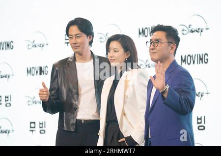 Zo in-Sung, Han Hyo-Joo e Ryu Seung-Ryong, 3 agosto 2023 : (L-R) i membri del cast Zo in-Sung, Han Hyo-Joo e Ryu Seung-Ryong partecipano a una conferenza stampa per la serie Disney 'Moving' a Seoul, Corea del Sud. La serie d'azione fantascientifica "Moving" presenta un gruppo di individui super potenziati che nascondono le loro vere abilità al mondo per proteggere le loro famiglie dal pericolo. La serie di 20 episodi è basata su un webtoon di successo di Kang Full. Crediti: Lee Jae-won/AFLO/Alamy Live News Foto Stock