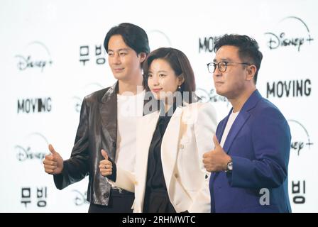 Zo in-Sung, Han Hyo-Joo e Ryu Seung-Ryong, 3 agosto 2023 : (L-R) i membri del cast Zo in-Sung, Han Hyo-Joo e Ryu Seung-Ryong partecipano a una conferenza stampa per la serie Disney 'Moving' a Seoul, Corea del Sud. La serie d'azione fantascientifica "Moving" presenta un gruppo di individui super potenziati che nascondono le loro vere abilità al mondo per proteggere le loro famiglie dal pericolo. La serie di 20 episodi è basata su un webtoon di successo di Kang Full. Crediti: Lee Jae-won/AFLO/Alamy Live News Foto Stock