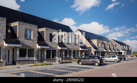 Area olandese suburbana con case a conduzione familiare moderne, case a conduzione familiare moderne di nuova costruzione nei Paesi Bassi, case a conduzione familiare olandesi nei Paesi Bassi, Una fila di tipiche case suburbane olandesi Foto Stock
