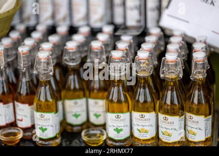 Olio d'oliva venduto al festival internazionale del cibo durante la festa di agosto 2023. Il festival di agosto è un evento annuale che si tiene a Norrköping, in Svezia. Foto Stock