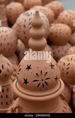 Emirati Arabi Uniti, Abu Dhabi, pentole in terracotta in vendita nel suq iraniano. Foto Stock