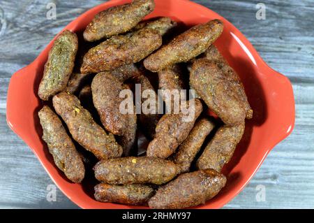 Riso kofta, un piatto delizioso e popolare in Egitto, fatto con una bella miscela di carne tritata, coriandolo, riso schiacciato, prezzemolo, aneto e fritto in profondità Foto Stock