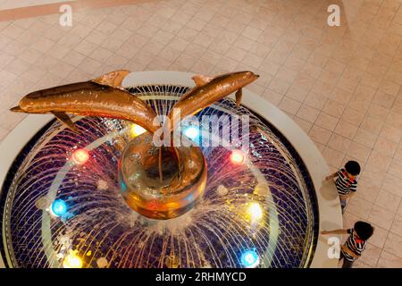 Emirati Arabi Uniti, Abu Dhabi, fontana dei Delfini in Marina Mall. Foto Stock