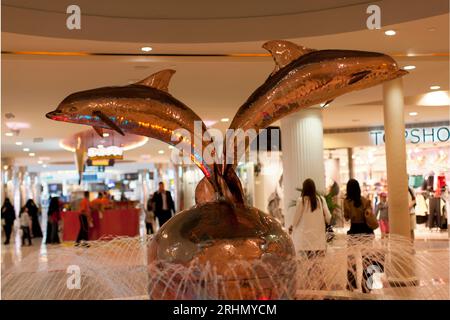 Emirati Arabi Uniti, Abu Dhabi, fontana dei Delfini in Marina Mall. Foto Stock