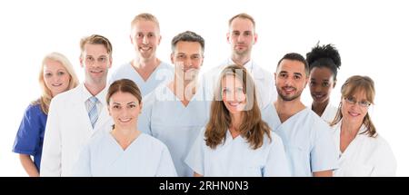 Ritratto di felice multietnica team medico in piedi contro uno sfondo bianco Foto Stock