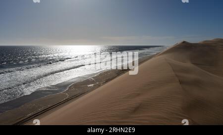 Dove il deserto del Namib incontra l'Oceano Atlantico sulla strada per Sandwich Harbour Foto Stock