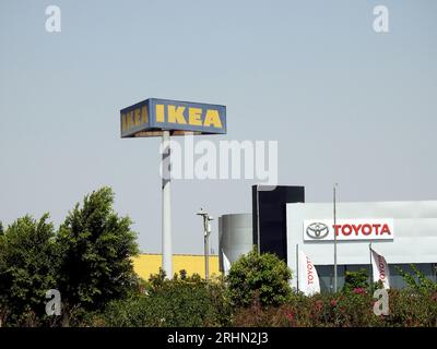 Cairo, Egitto, 21 luglio 2023: IKEA e Toyota, IKEA è un conglomerato multinazionale svedese olandese che progetta e vende mobili, Toyota è giapponese Foto Stock