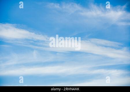 Cloudscape nuvola bianca soffice su cielo blu in giornata di sole Foto Stock