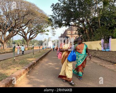 Old Goa, India - gennaio 2023: Due donne indiane che camminano per una strada in un popolare sito turistico di Old Goa. Foto Stock